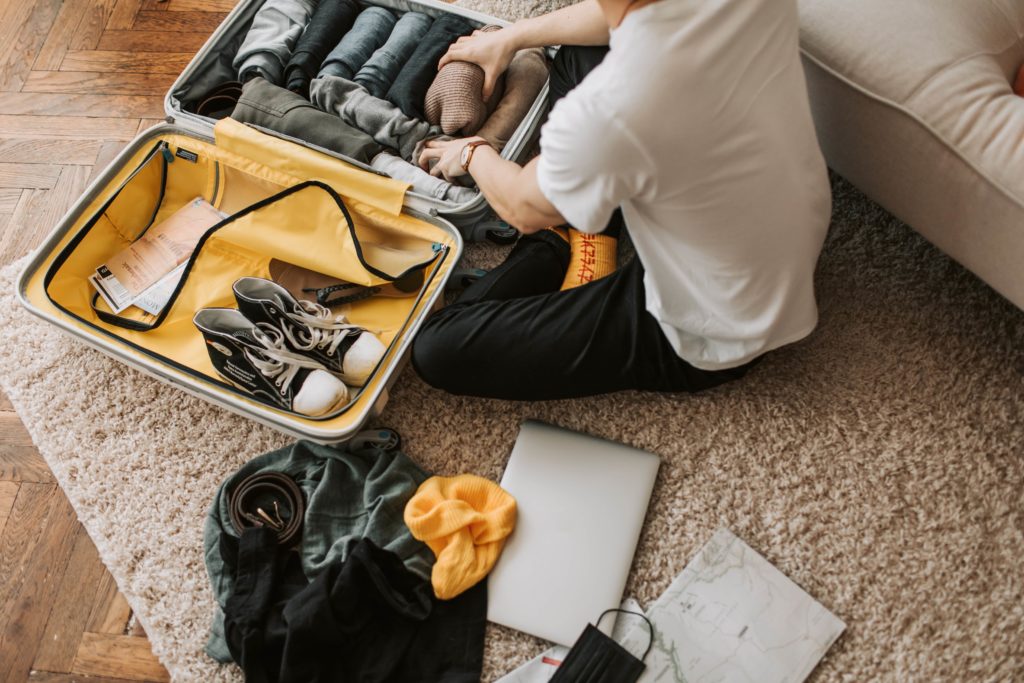 cómo organizar la ropa y los zapatos en la maleta